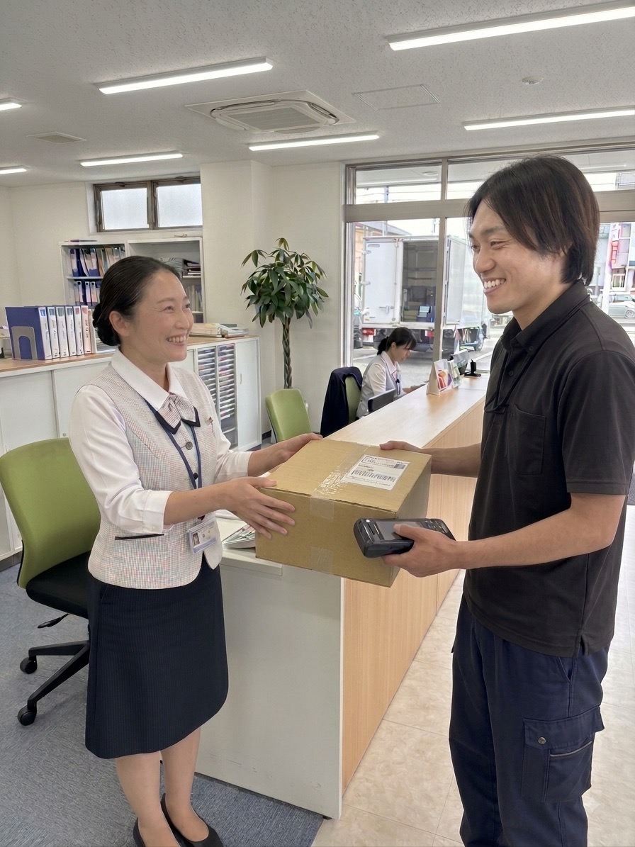 企業の受付で荷物を手渡しする配達の様子
